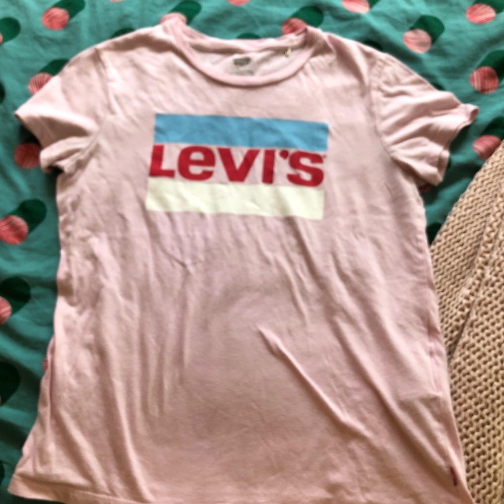 Pink Levi’s tee